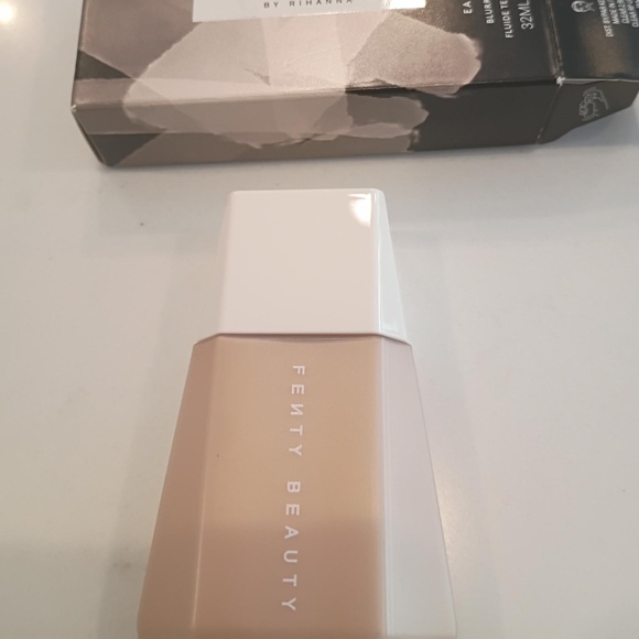 💋 Fenty Foundation 10 NEW IN BOX - Picture 1 of 6